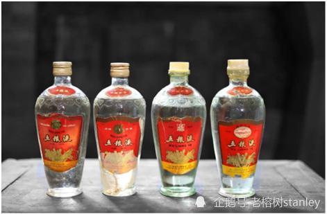 这是第四代,经典的"萝卜"瓶,也叫鼓型瓶,现在收老酒五粮液,说的鼓型瓶