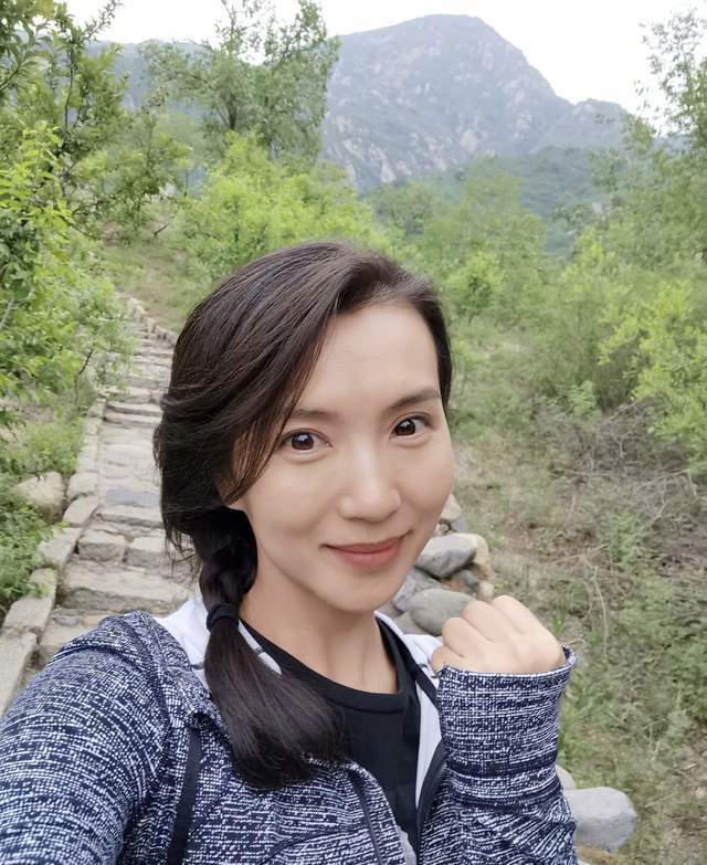 "万人迷"陈好久违晒照,素颜依旧有当年味道,退圈后专心做贵妇