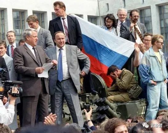 叶利钦炮击白宫你不听我的我就用坦克炮轰你