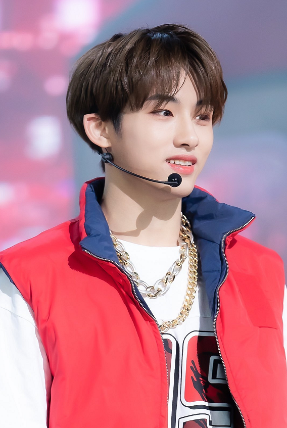 温州男孩董思成,为何如此受nct成员喜欢?肩膀上常年都挂着人!