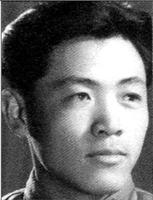 老戏骨方辉罕见露面头发稀疏瘦骨嶙峋住所简陋墙上挂满照片