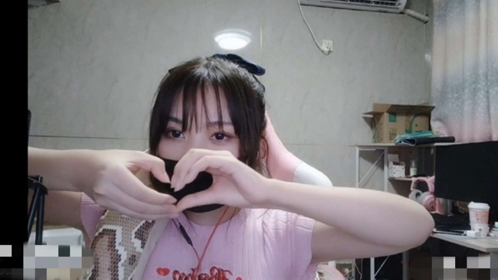小团团终于摘下口罩,面容清纯神似女神,看到1嘟嘴照,网友:心都化了