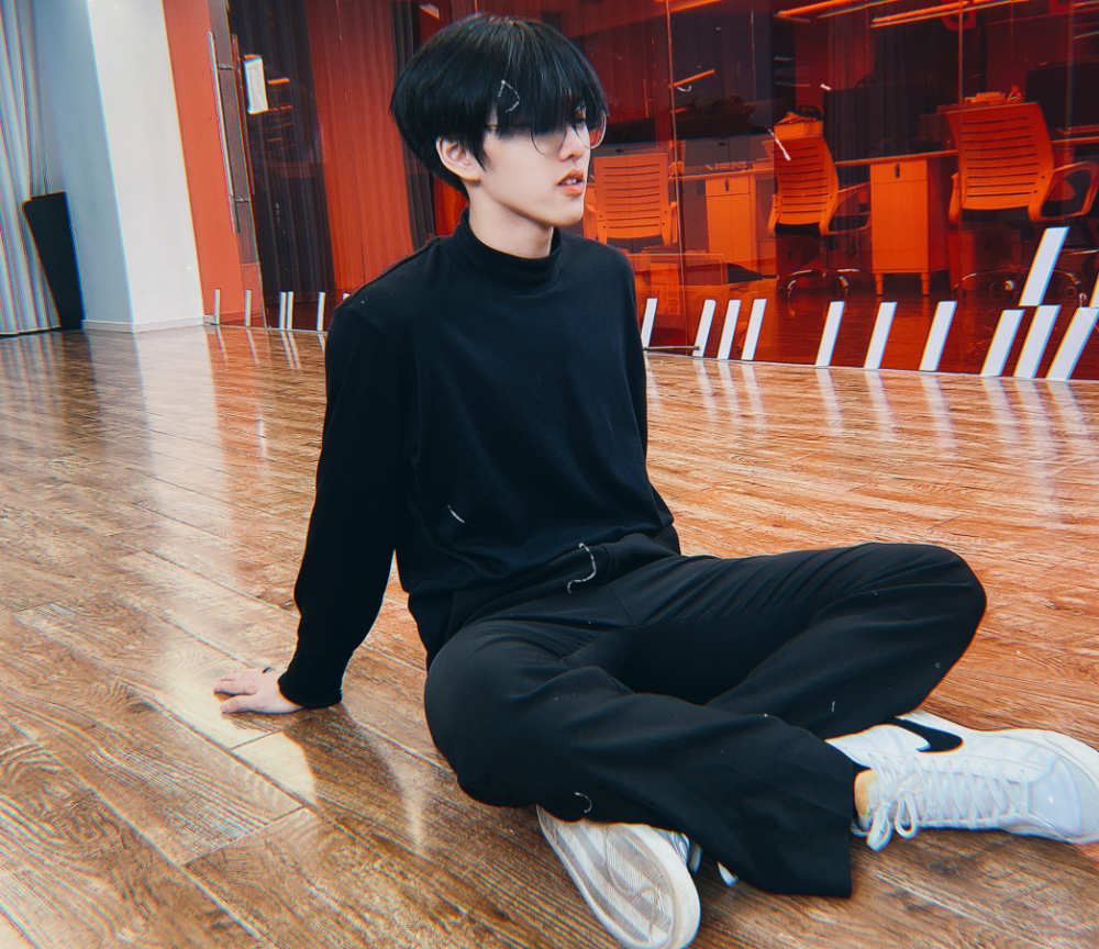 青你3选手王梓澐疑似切错号指路女友账号站姐集体头像变黑