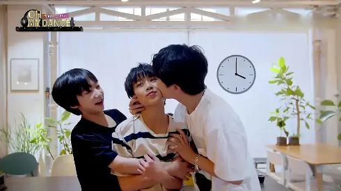 比时代峰峻还会炒cp男团boystory玩亲亲越看越不对劲