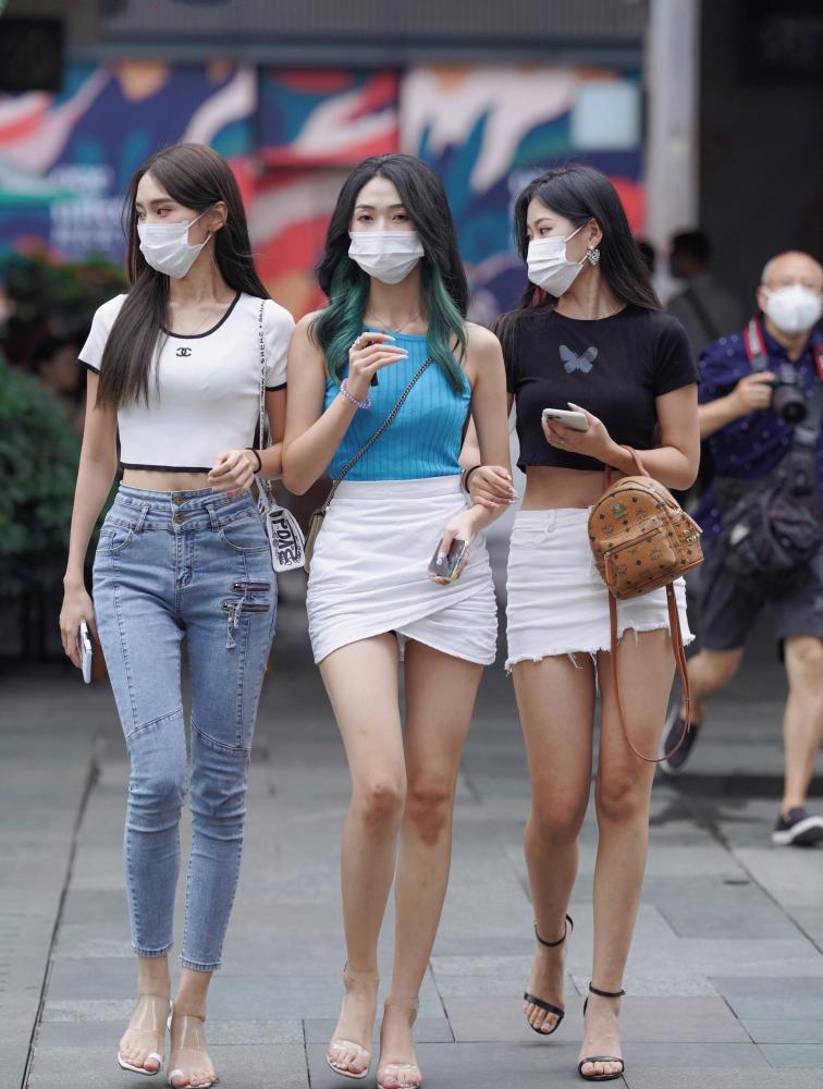 两个闺蜜逛街聊生活,三个闺蜜逛街又会聊什么