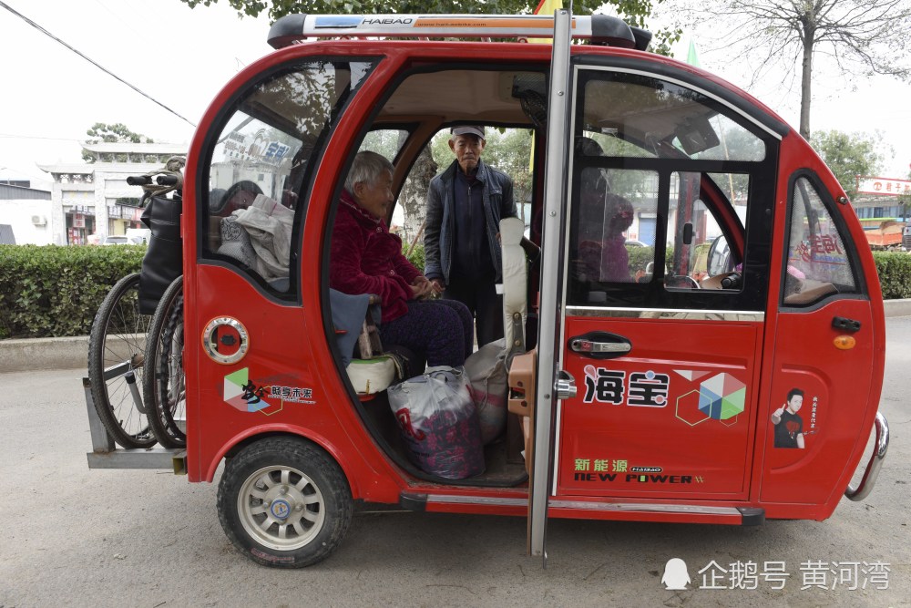 晉南農村75歲老人開電動三輪車帶半身不遂老伴周遊散心