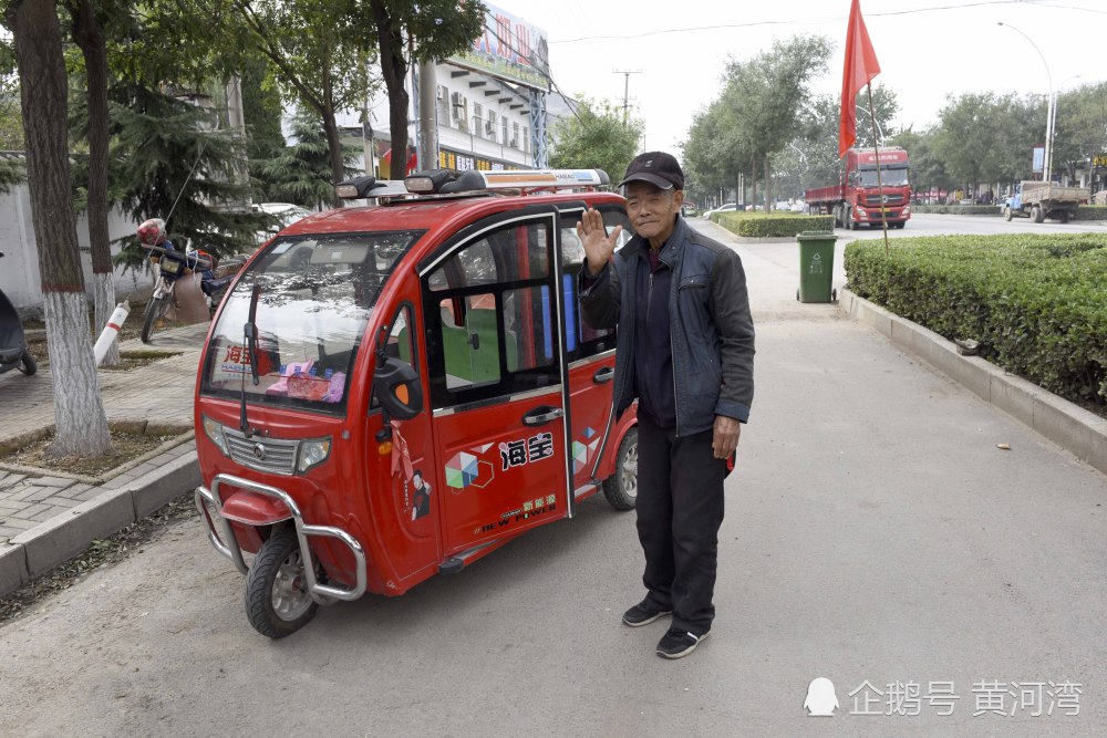 晉南農村75歲老人開電動三輪車帶半身不遂老伴周遊散心