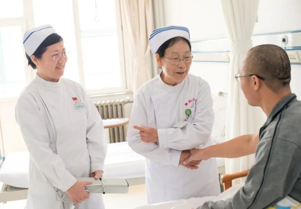 座谈会后青岛市第六人民医院领导为李桂美护士长送上了鲜花,榜样的