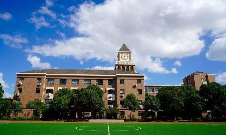 有中学部还有国际部和小学部,所以如果在这所学校读书也可以从小学