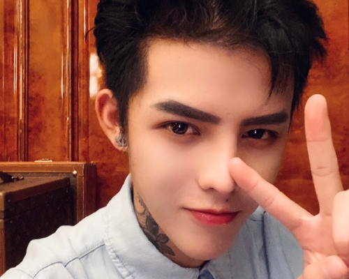 先来说说女生套路璐,一开始跟杨东煜,王乐乐都有过感情,两位前男友都