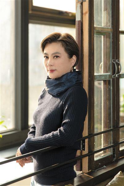 57岁李玲玉近况曝光,穿大衣走秀很自信,混血儿子颜值不输明星