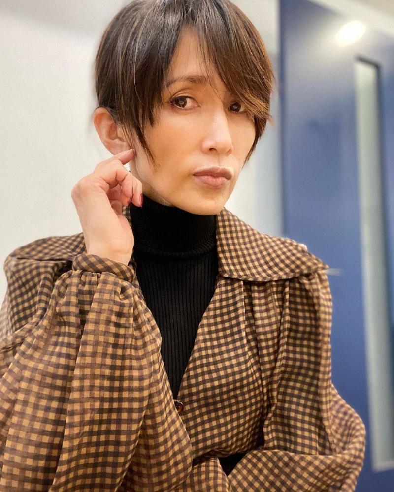 50岁工藤静香怼脸自拍太真实无惧皮肤松弛纱裙搭长款大衣女王气场足