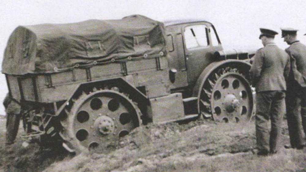 为了不再重蹈拿破仑的覆辙入侵苏联的德军制造了这种全钢车轮的牵引车 腾讯新闻