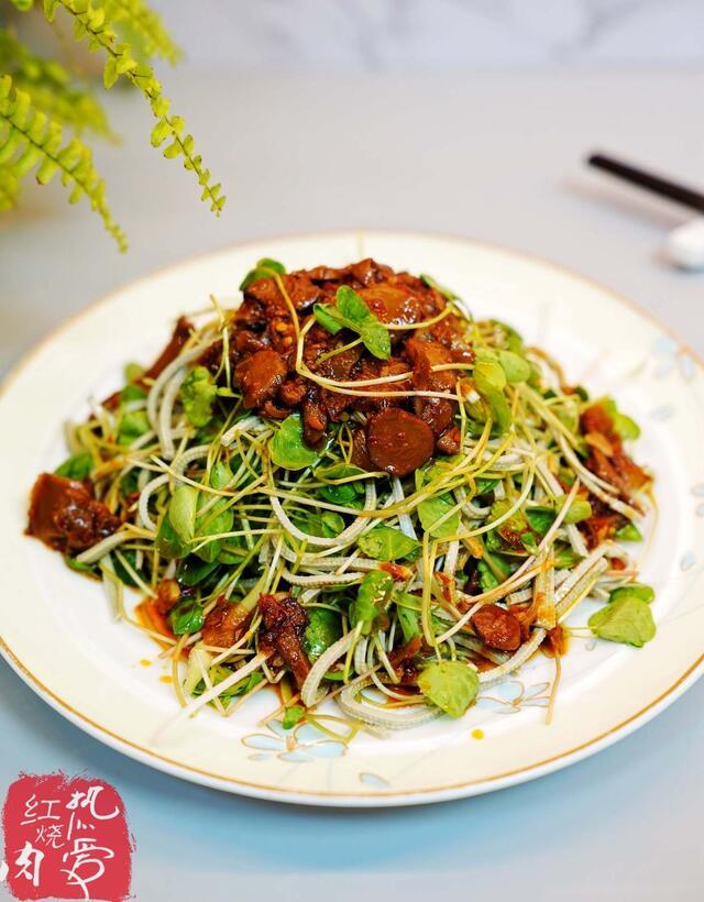 说实话自己种点芽苗菜真的挺享受的,每天看着它长高,特有成就感,吃着