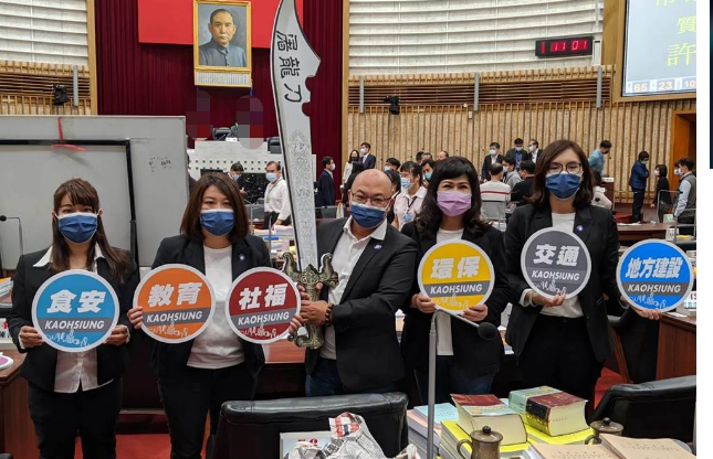 高雄巿蓝营议员亮 屠龙刀 监督属龙陈其迈 腾讯新闻