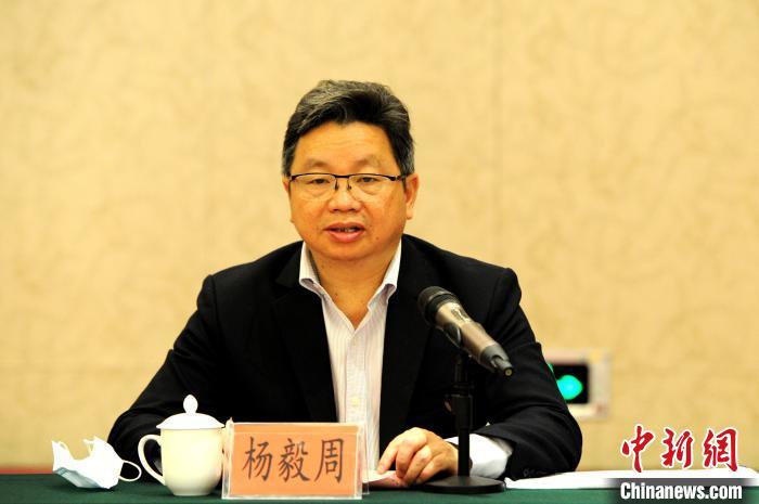 12月11日,全国台联副会长杨毅周在台胞青年创业发展研讨会开幕式上