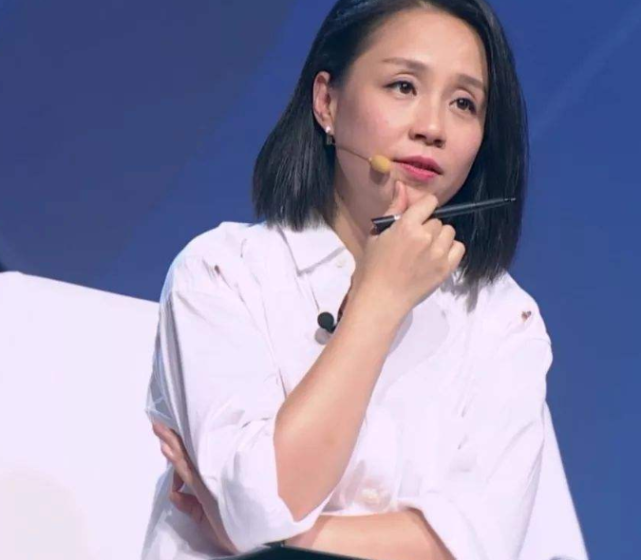 龙丹妮与快女聚餐心情似乎不受塌房影响衣服图案有深意