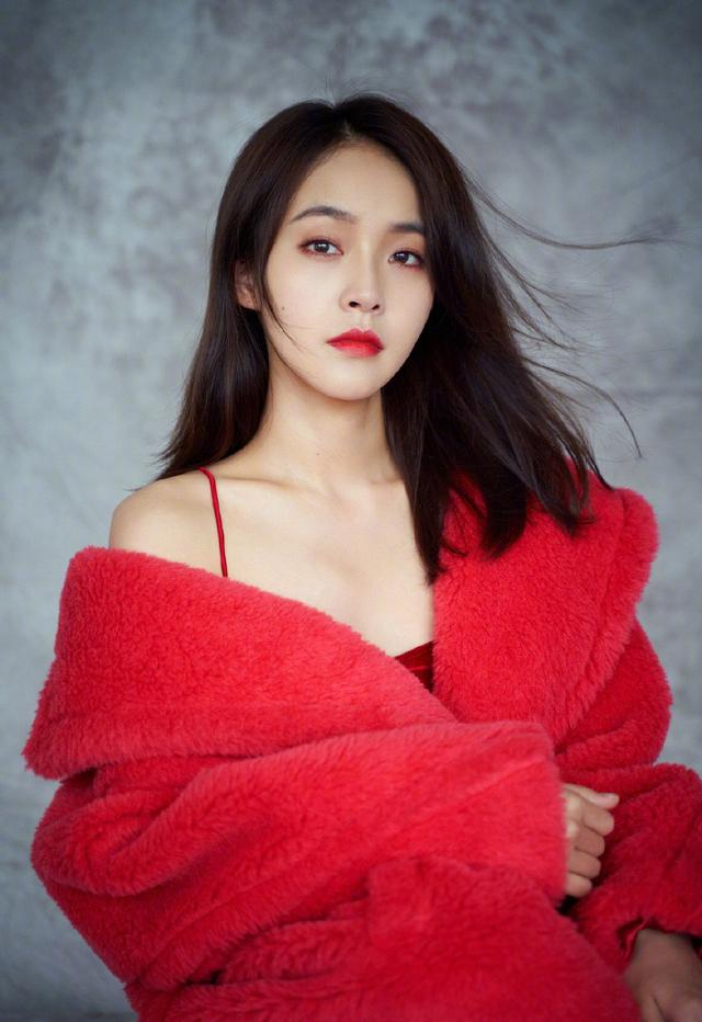 张佳宁终于高调美一回穿红色毛绒外套霸气十足精致高级