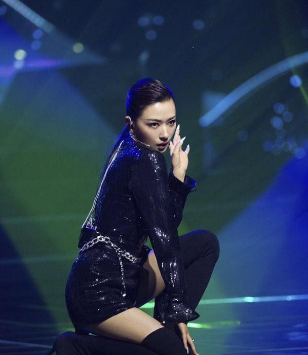 万茜走slay风完全认不出亮片连衣裤配长靴梳大背头又a又撩人