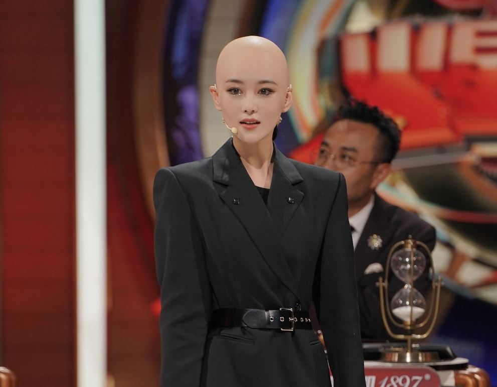 张馨予光头造型引热议,为综艺效果如此付出?其实这个镜头暴露真相!