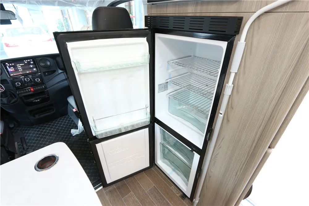 车载冰箱位于副驾背后,选用弗罗斯特12v房车专用冰箱,容积148l,冷冻