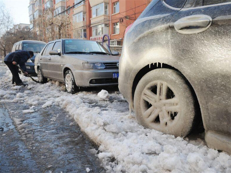 雪天路滑,車主開路虎出門被嘲諷,60萬的四驅車就這點能耐?