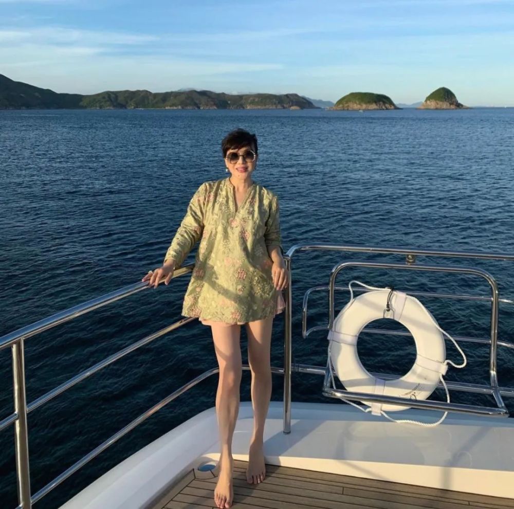 好命吕良伟连娶两任富婆 今老婆越来越少女 晒巨钻戒指财力超强 腾讯新闻