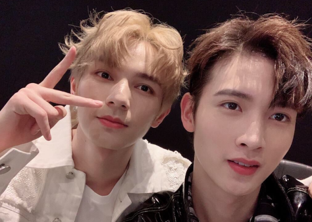 李振宁受邀时尚盛典却没有座位原地站着不红就是这种待遇