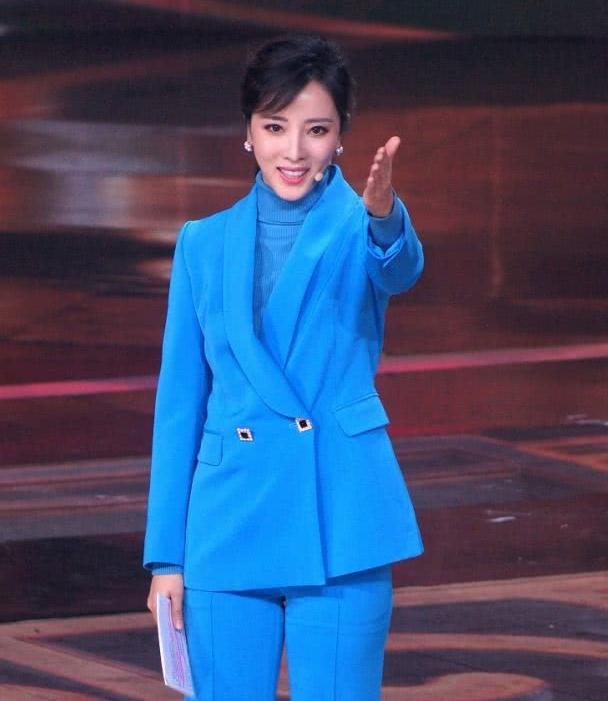 央视主持李思思扎起马尾身穿一套蓝色西装端庄又显状态
