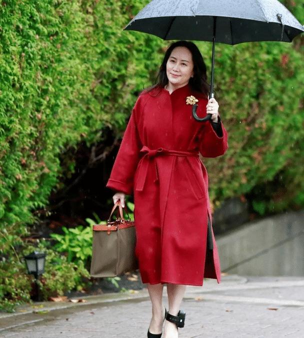 孟晚舟把托特包拎火了造型换了几套就是不换包最近现身都拎它