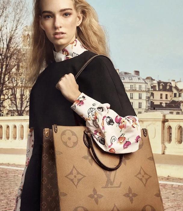 孟晚舟把托特包拎火了造型换了几套就是不换包最近现身都拎它