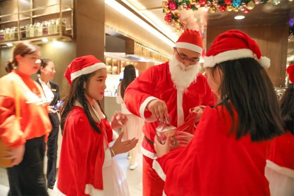 童话里的圣诞老人背着他的"百宝袋"给各位大小朋友们送来礼物与祝福将