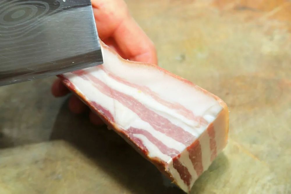 四肥三瘦足足七层,采用安徽本土法腌制的土猪肉,还有这道刀板香,和毛