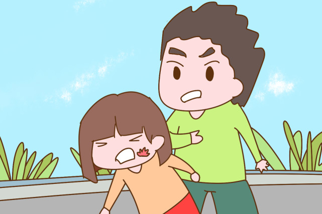 初中生的女儿夜不归宿爸爸当街暴打女儿扯头发扇耳光让人无奈