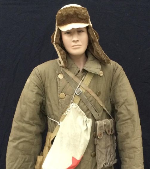 美军伪造的志愿军夏季军服原品,由于绝大多数俘虏身上穿的军服已经