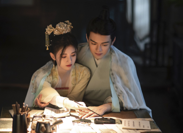 《慕南枝》剧照获好评,气氛温馨,鞠婧祎的发型成最大关注点_腾讯新闻