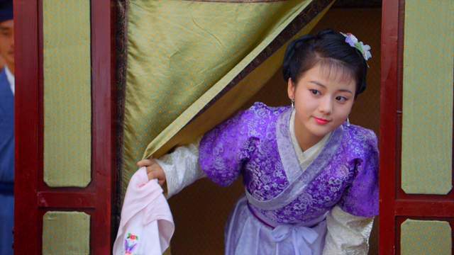 却在途中对秋香(马倩倩饰)一见钟情