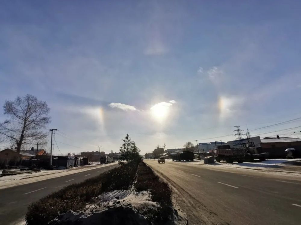 【气象资讯】内蒙古呼伦贝尔市牙克石市出现幻日和环天顶弧现象_腾讯