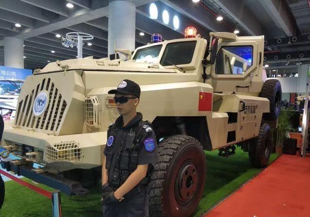 自动挡全景天窗四驱动力国产防地雷反伏击车多耐造可挡16斤tnt