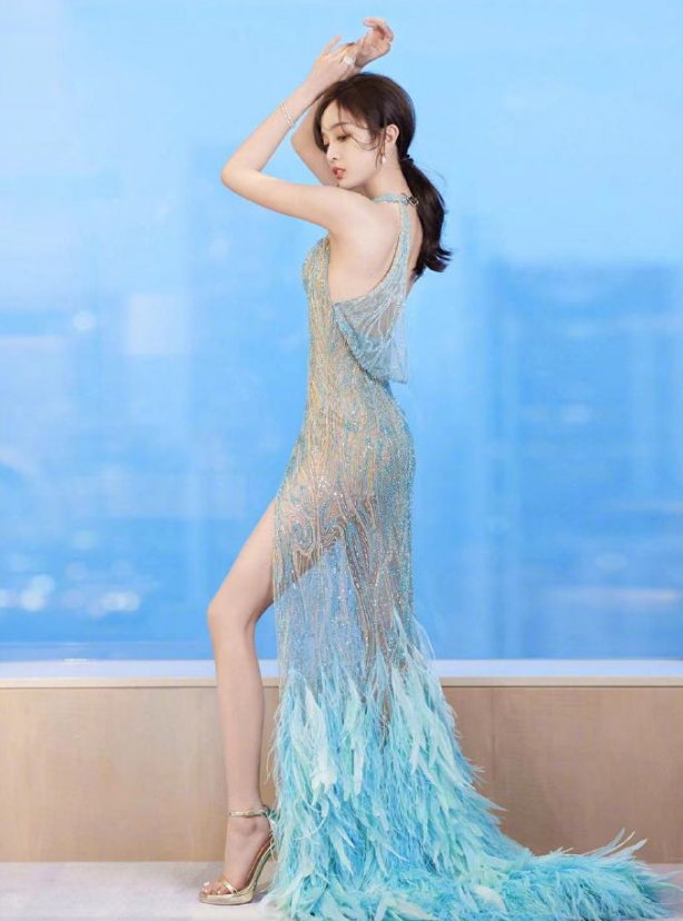 吴宣仪还让不让人活了?穿上"液体裙"的身姿,谁能抵抗得住?|吴宣仪|液