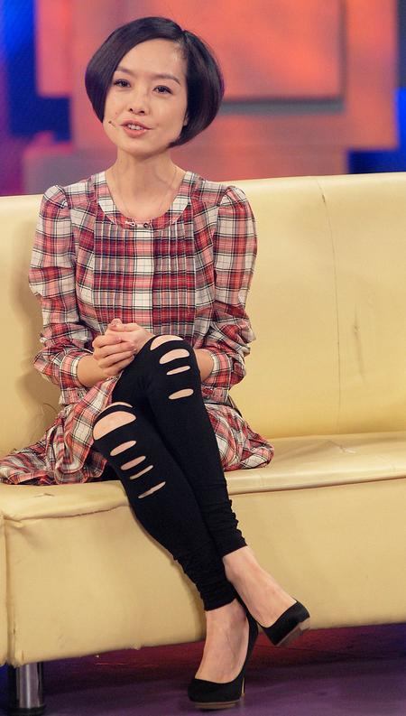 鲁豫也太"野"了吧,穿格纹裙下搭"绷带裤",视觉冲突有点大