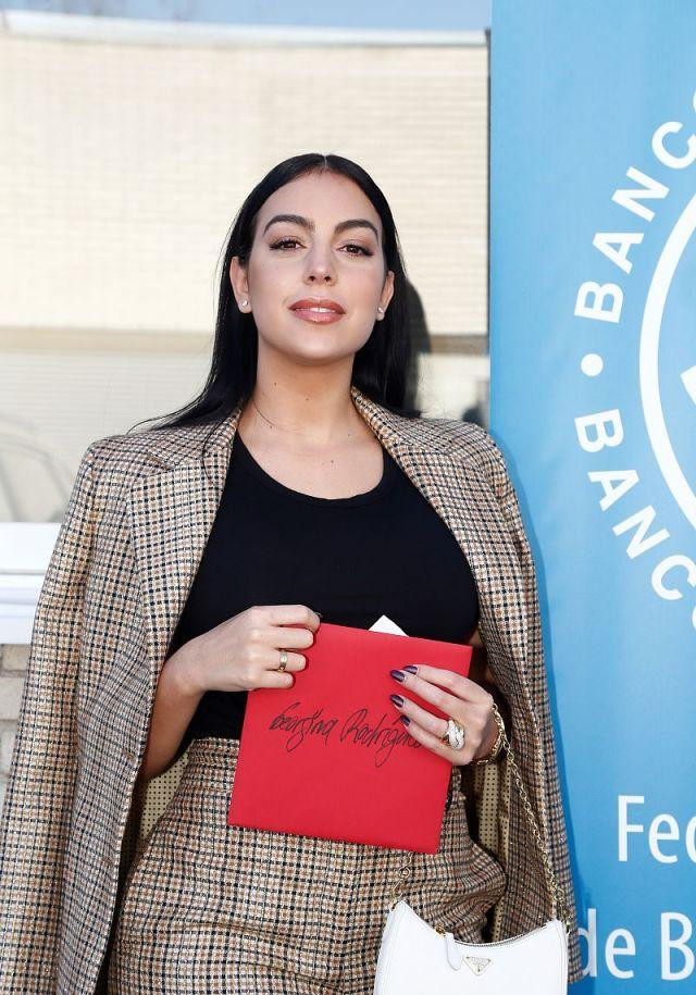 c罗女友乔治娜罗德里格斯穿格纹装潇洒迷人时尚又高贵