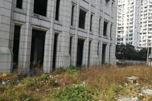 浙江一座烂尾楼10年前曾是富人区如今却是一片残破的景象