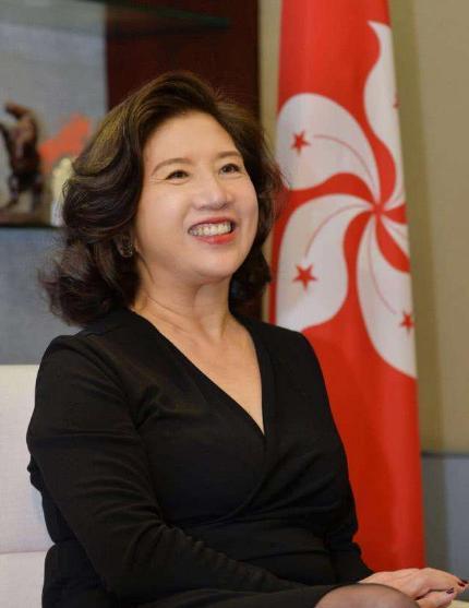 92岁李嘉诚与小33岁女友罕同框,女方身家百亿,坐同排地位高