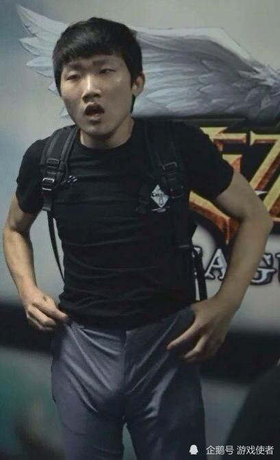 还有伞皇和大哥gogoing中两个人的亲密举动也被大家说成伞皇在大哥