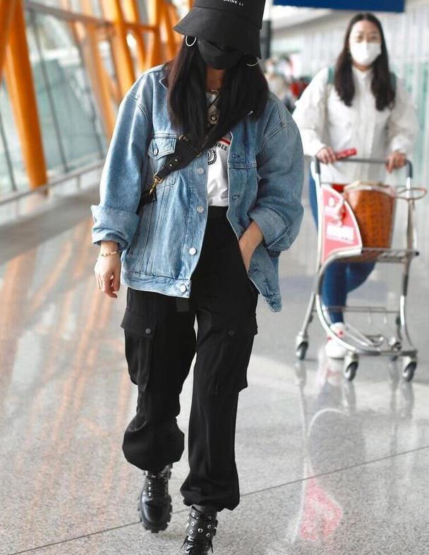 薇娅不愧是"带货女王",穿牛仔外套配工装裤,走在潮流的前沿