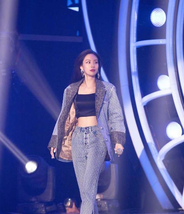 薇娅不愧是"带货女王",穿牛仔外套配工装裤,走在潮流的前沿