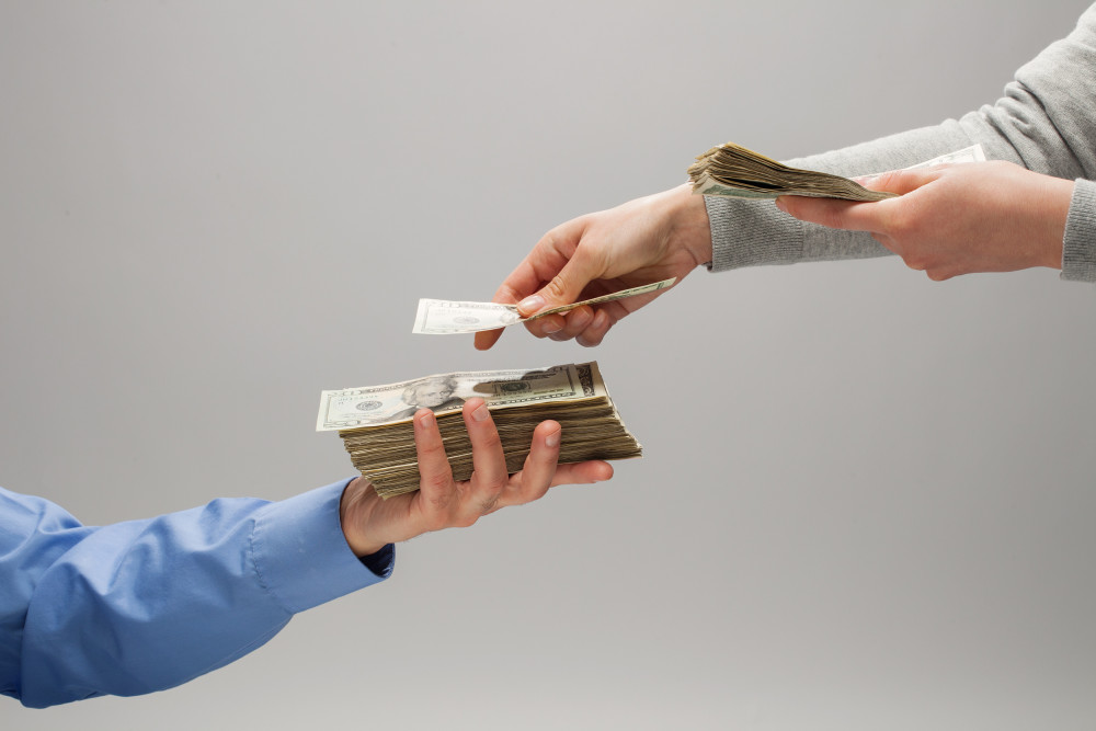 大自然收购大股东资产次年即亏损 收购后违反劳