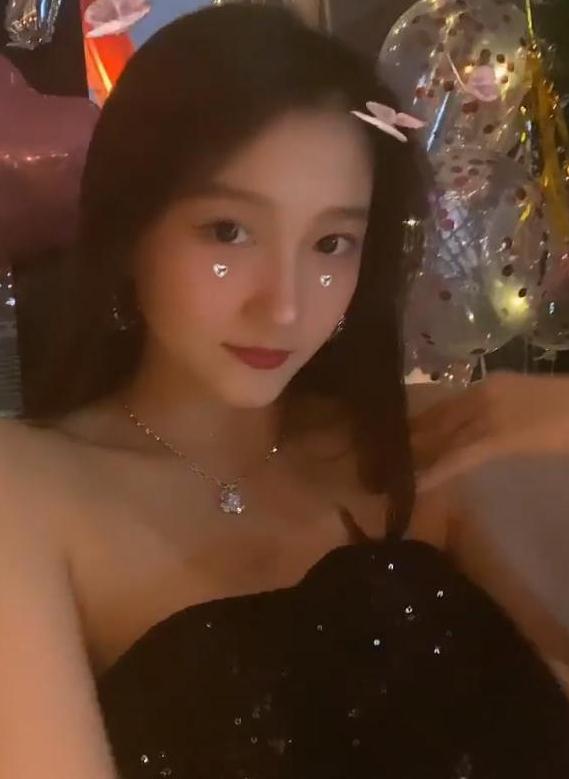 关晓彤生日蹦迪太会玩挂脖裙搭丝袜美得性感鹿晗掐点祝福太甜