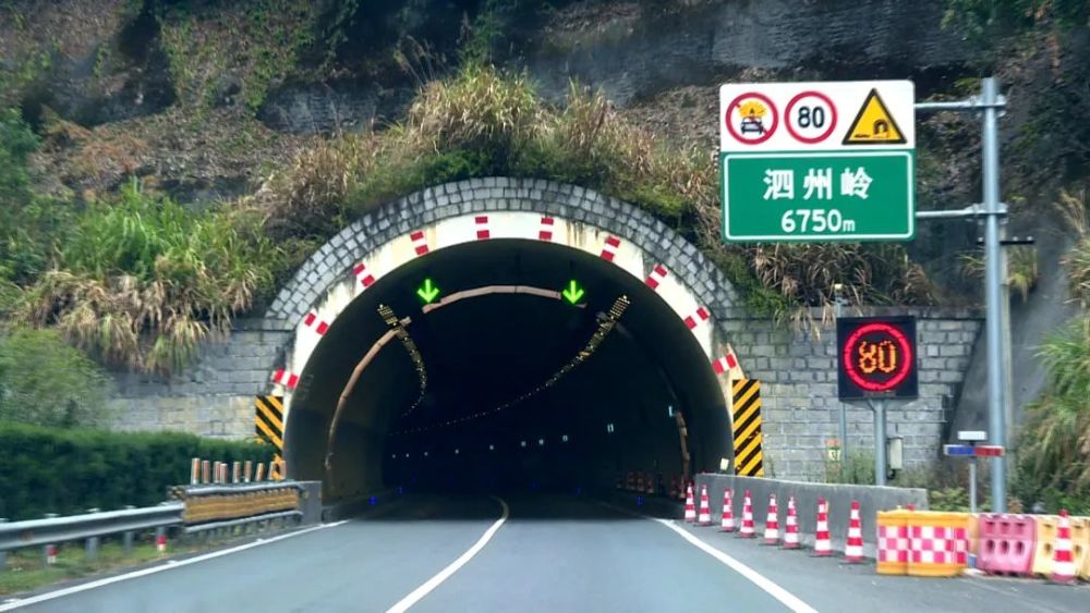 高速公路隧道空间小,参照物少,驾驶员开车容易产生错觉和无意识加速的